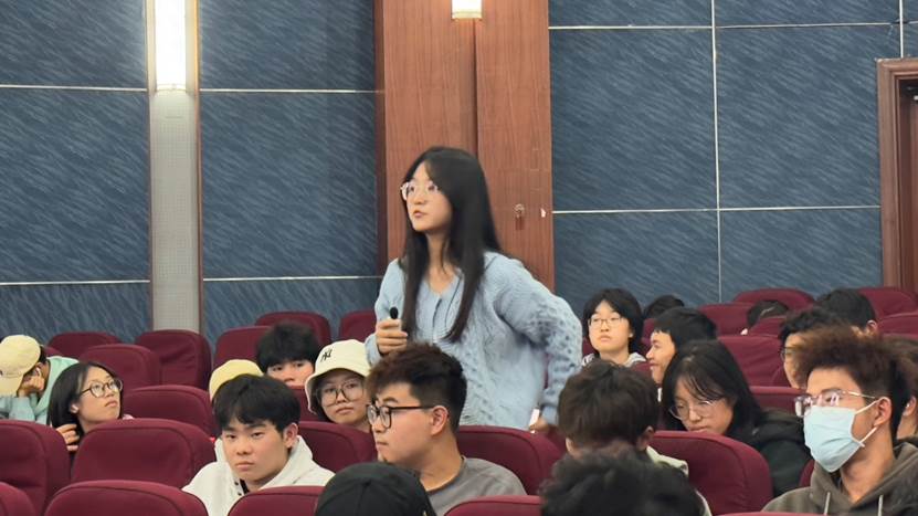 一群人正在听演讲描述已自动生成
