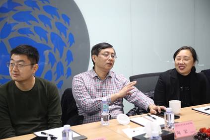 男人和女人坐在桌子前低可信度描述已自动生成