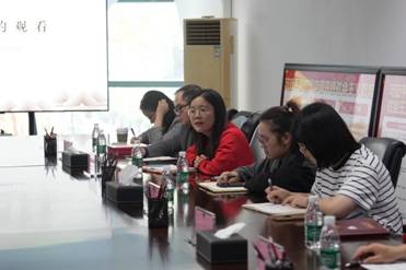 一群人坐在桌子前AI 生成的内容可能不正确。